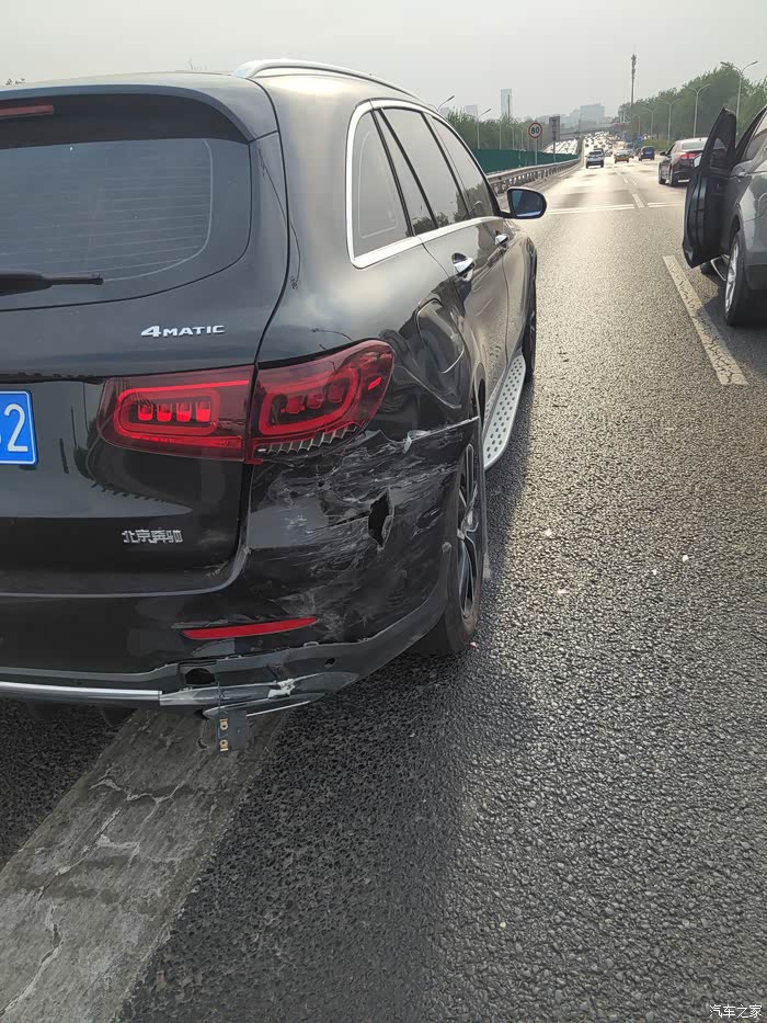 半年车昨天被追尾,惨