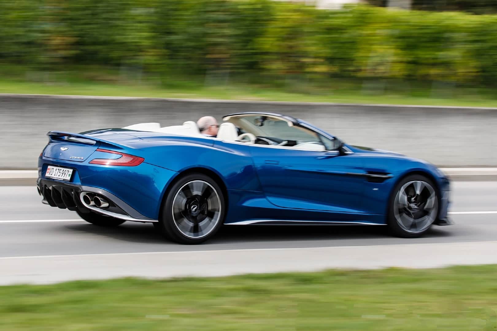 阿斯顿马丁蓝色的敞篷车最具有活力