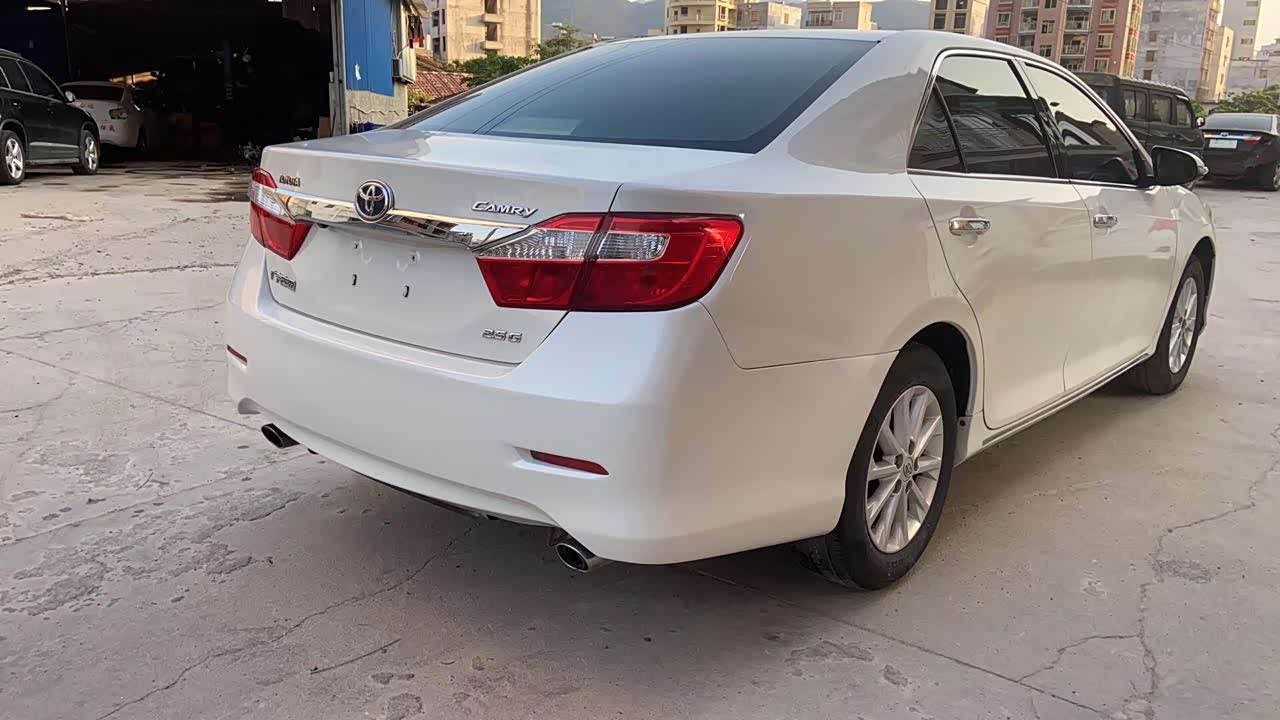 白色的丰田凯美瑞非常少见,不过看起来还是听有质感的