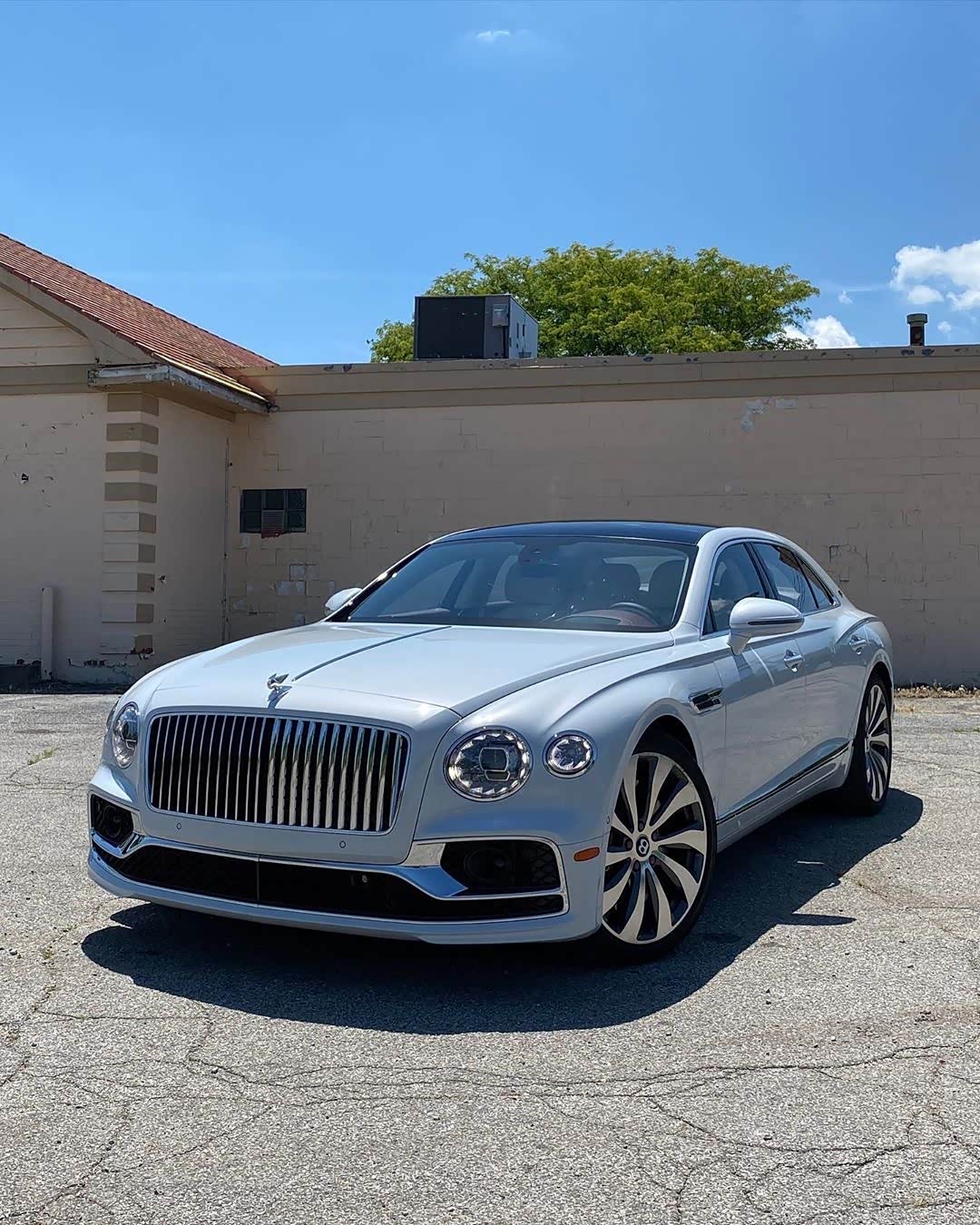 宾利flying spur w12,高贵绅士换装浅蓝休闲装