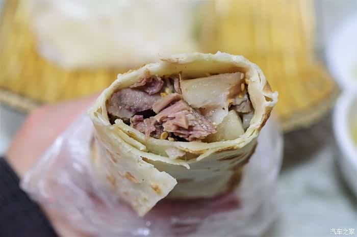 一个夹猪头肉的,一个夹青萝卜丝的