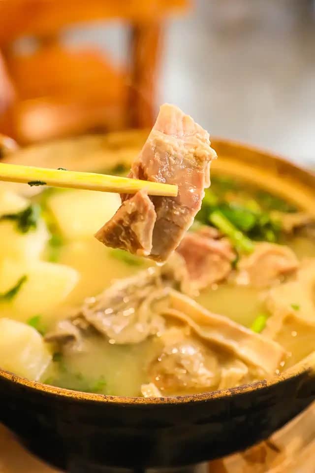 羊蝎子火锅,有羊肚有羊肉,真是好吃.