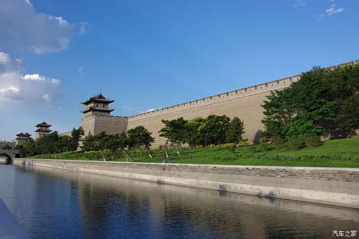 护城河边斑驳的古城墙