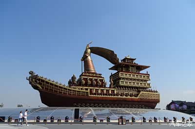 云汉广场中间的汉代楼船和汉武帝雕像