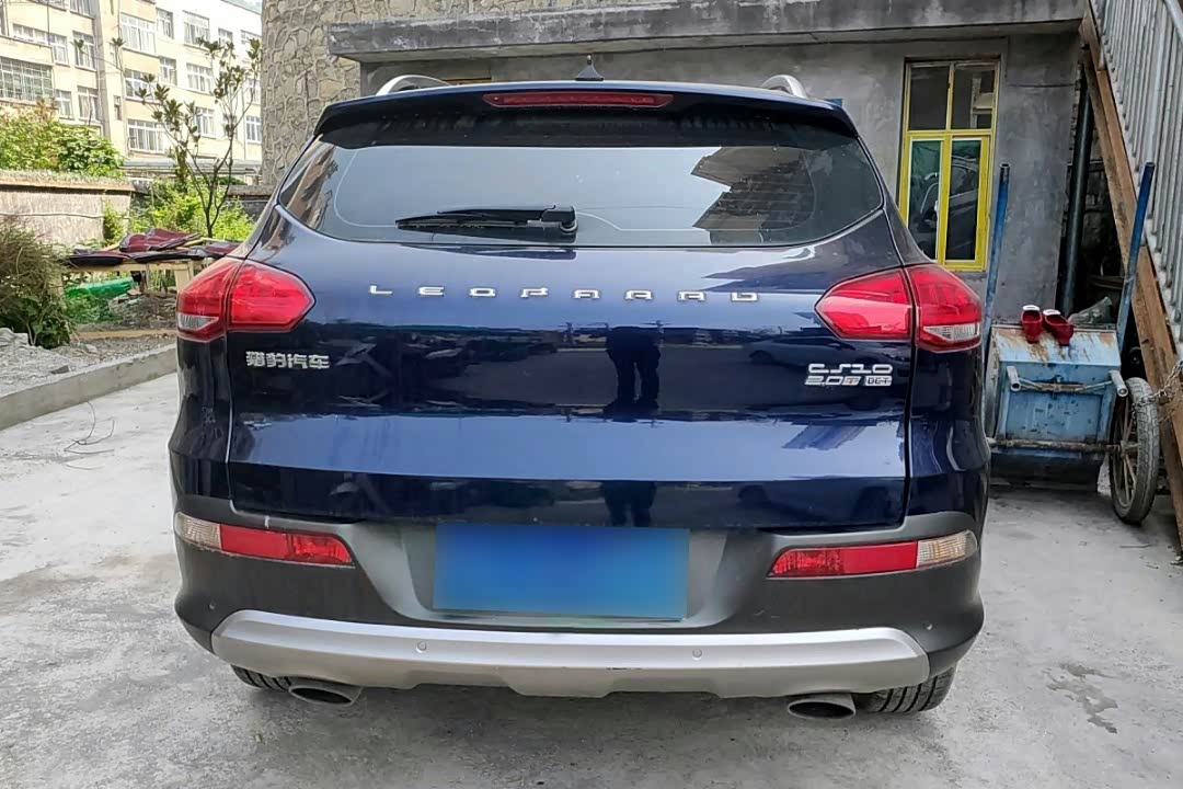 0t自动都市款性价比很高,而且毫不犹豫选择了这款蓝色,蓝色车身搭配