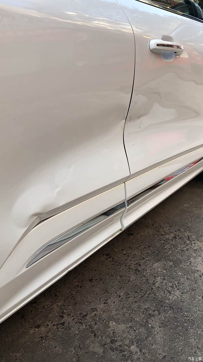 车门这样撞了,是修好,还是换好,给个建议