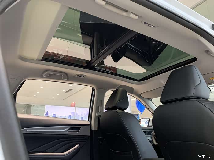 超大的可开启全景天窗,晚上看星星也很惬意的.