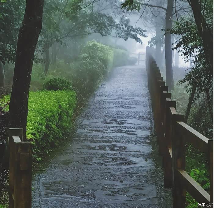 在雨中拍摄大山