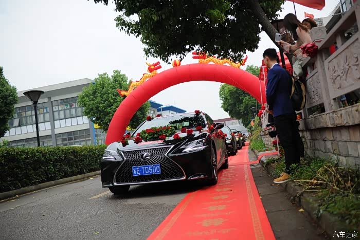 低调的新婚车队!重庆雷克萨斯婚车集结!