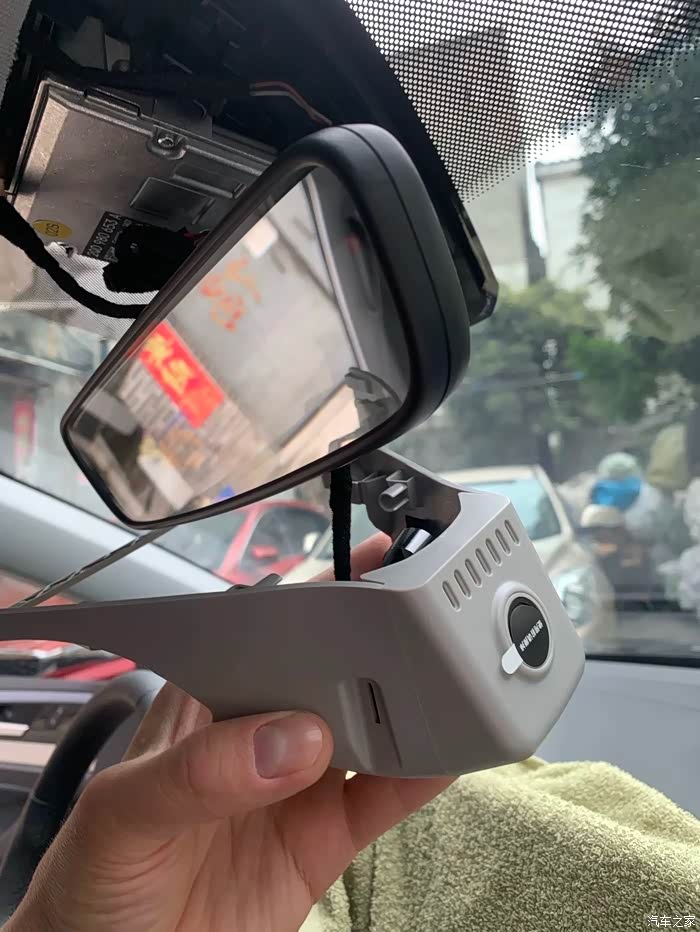 朗逸新锐安装行车记录仪,专用隐藏式的,清晰度效果不错