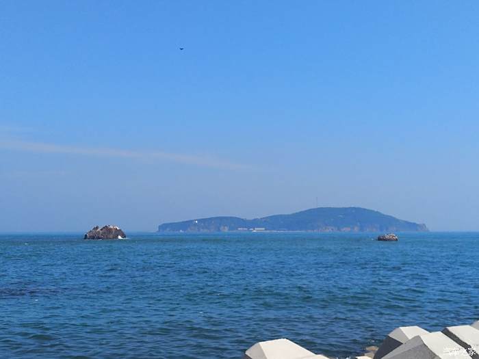 從乘船的碼頭上牌的雞鳴島全景.天藍,海藍,島最美.