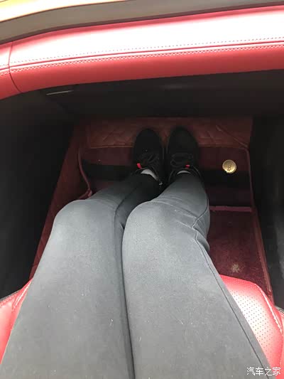 副驾驶腿部空间充足