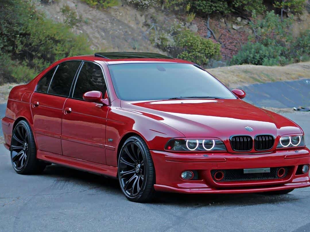 宝马e39m5鲜红色经典老车就像红酒那样越久越有味