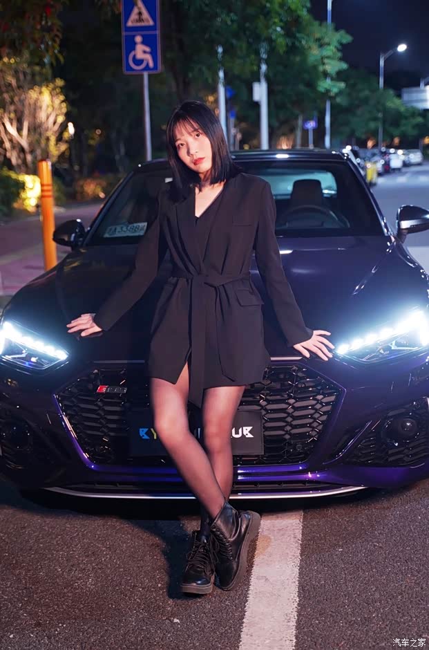 奥迪rs5coupe美女车模初体验