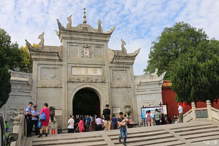 午饭后参观南岳大庙,第一进为正门,也叫棂星门.