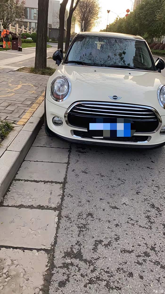 16款minicooper引擎盖左右两边缝隙不对称