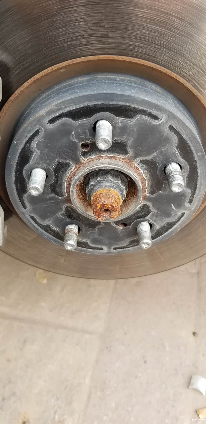 18款凯美瑞轮胎螺丝上锈成这样,正常吗?