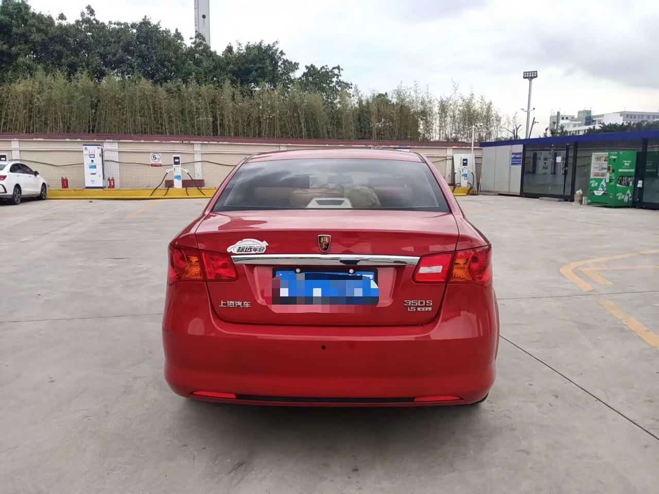 红色的荣威350有点骚.