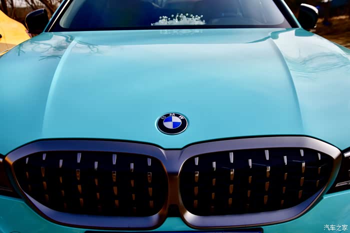 春日自驾好时光赤橙黄绿青蓝紫七彩宝马山中舞