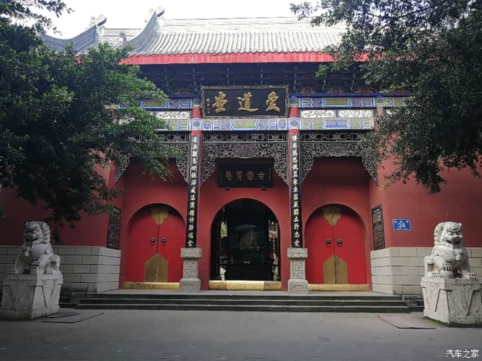 四川长安suv联盟凯哥自驾闹市中的古圆觉寺