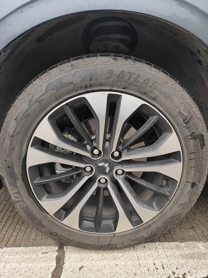 全系标配18寸铝合金轮毂,配备阿特拉斯轮胎,舒适性表现不错.