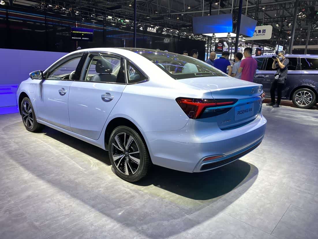 荣威er6发布于2020年5月,是荣威ei6的中期改款车型