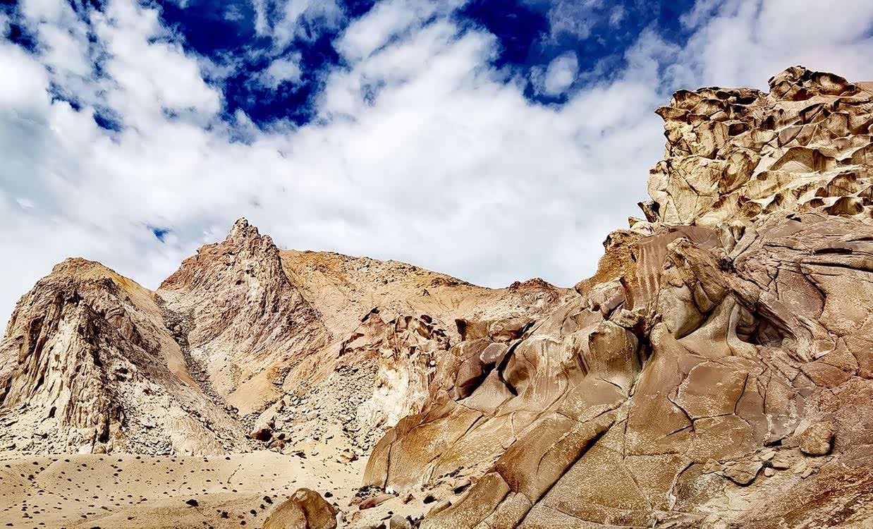 新疆阿尔金山国家级自然保护区有一片古老的岩溶地貌