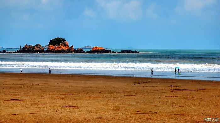 苍翠的山影把这里的海洋,沙滩和村落染成一片青色,所以叫青沙,从名字