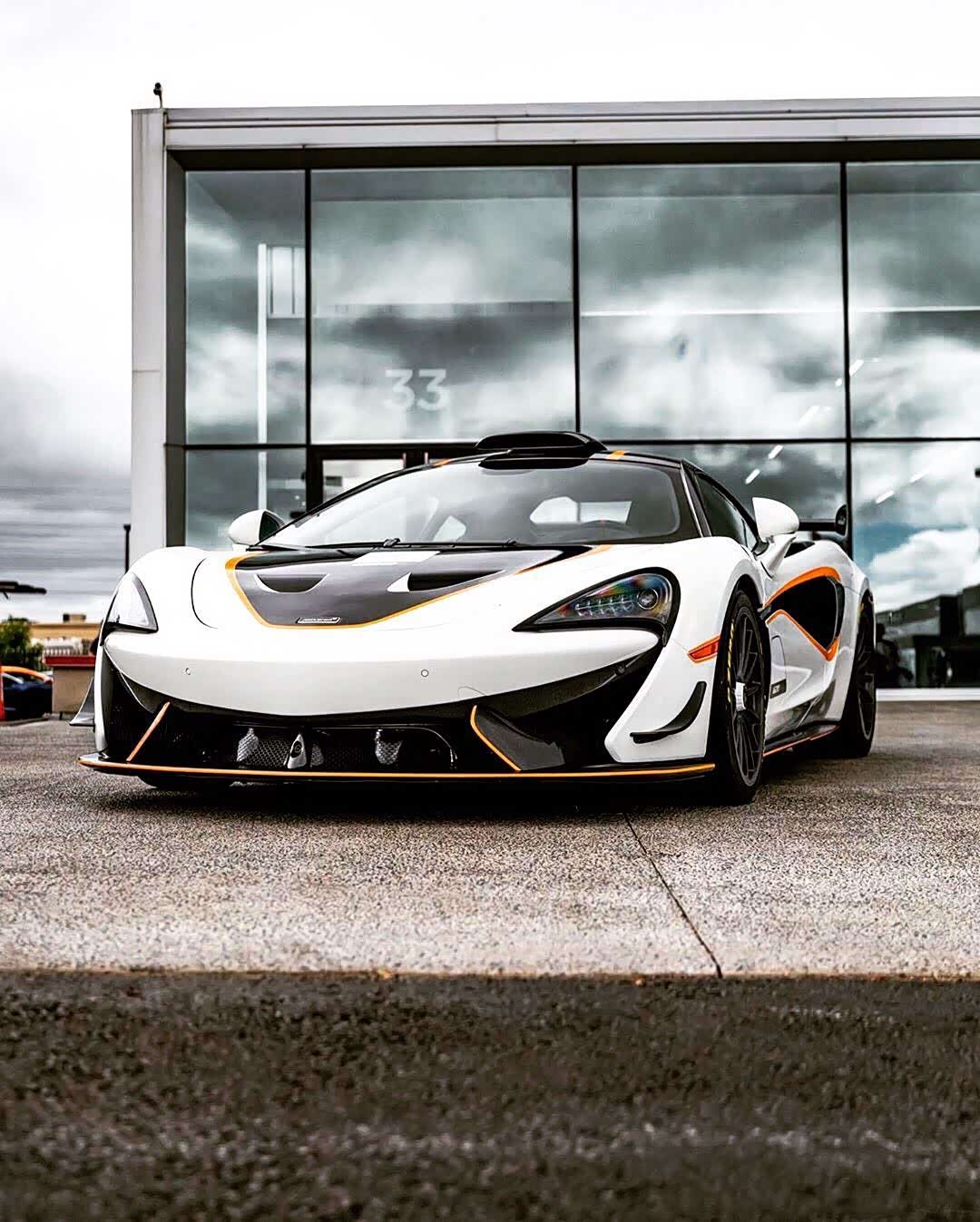 图 迈凯伦的620r,白色的外观非常的漂亮.