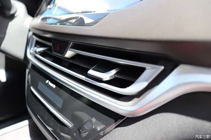 长安cs35plus的车窗边是镀铬银色亮条