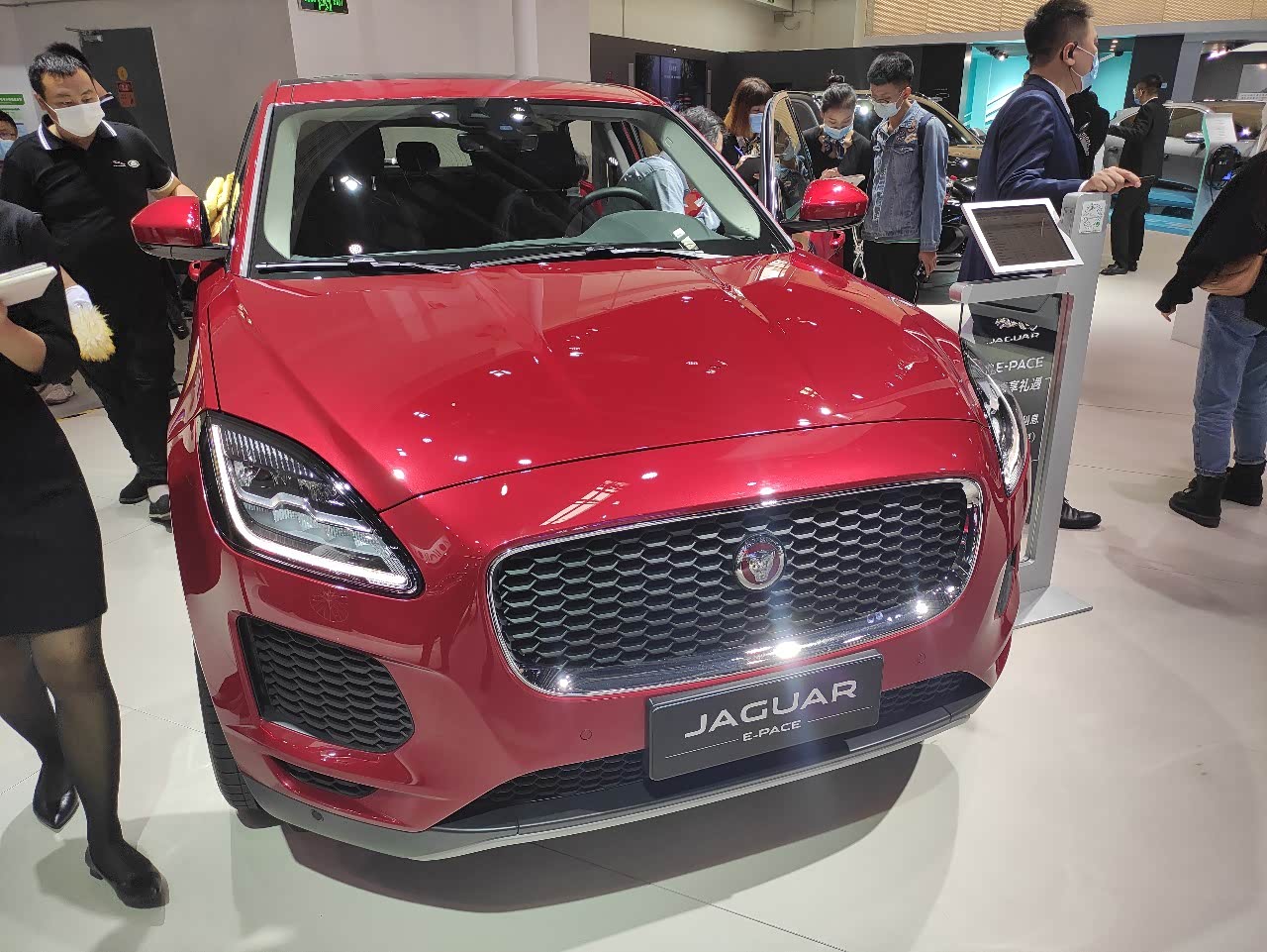 捷豹epace家族最小suv红色颜值高