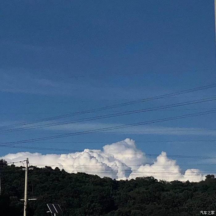 天亮時,雲捲雲舒的藍色