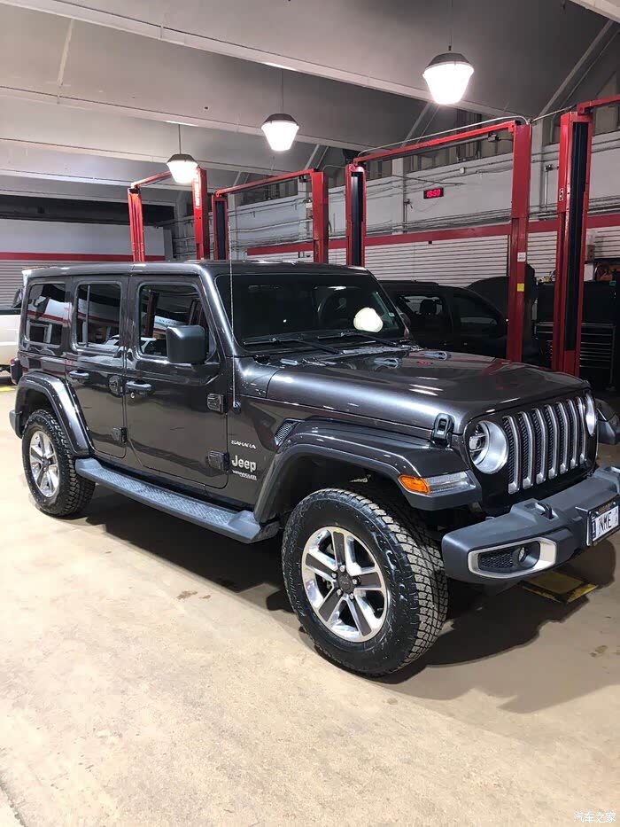 搜集了一些新款牧马人jl陨石灰图片,广jeeper分享一下,家有这个颜色