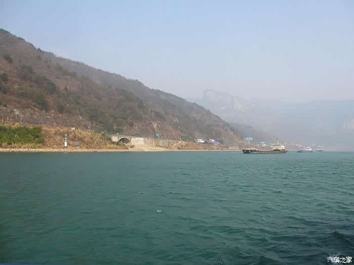 自三峡七百里中两岸连山略无阙处