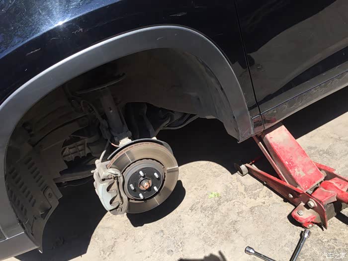 丰田汉兰达车友会2015款汉兰达轮胎被划伤更换备胎过程分享