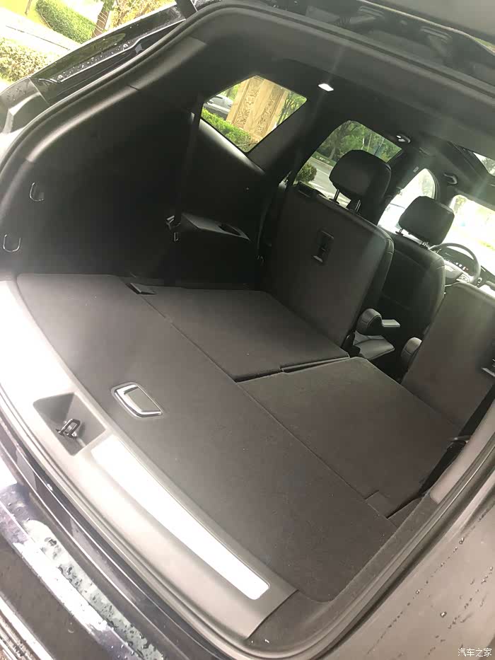 把后排座椅放倒后,秒变空间,这空间平坦像张床,唉呀,发现我思想有点点