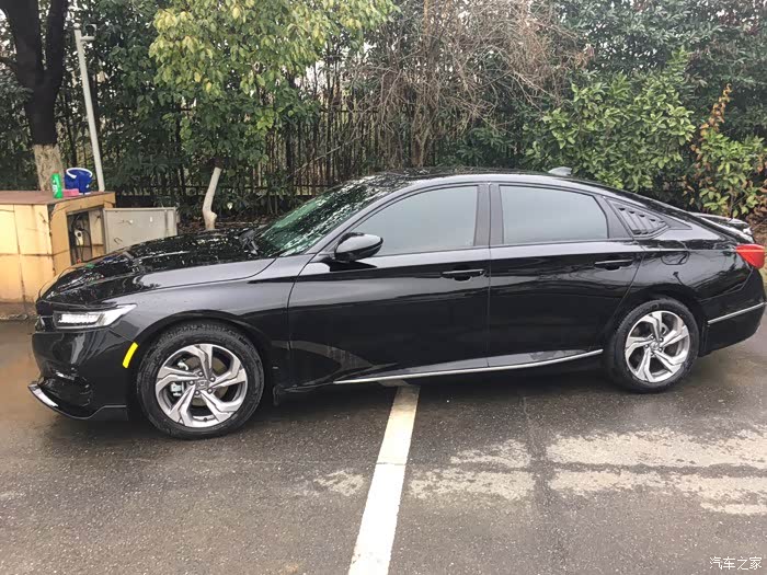 刚在店里定了雅阁精英版黑色白色不知道咋选了各位大神给点意见