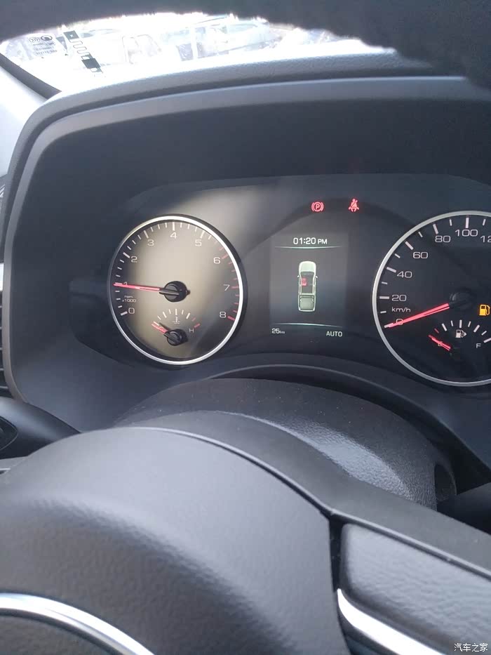 黑色的仪表盘显得高雅