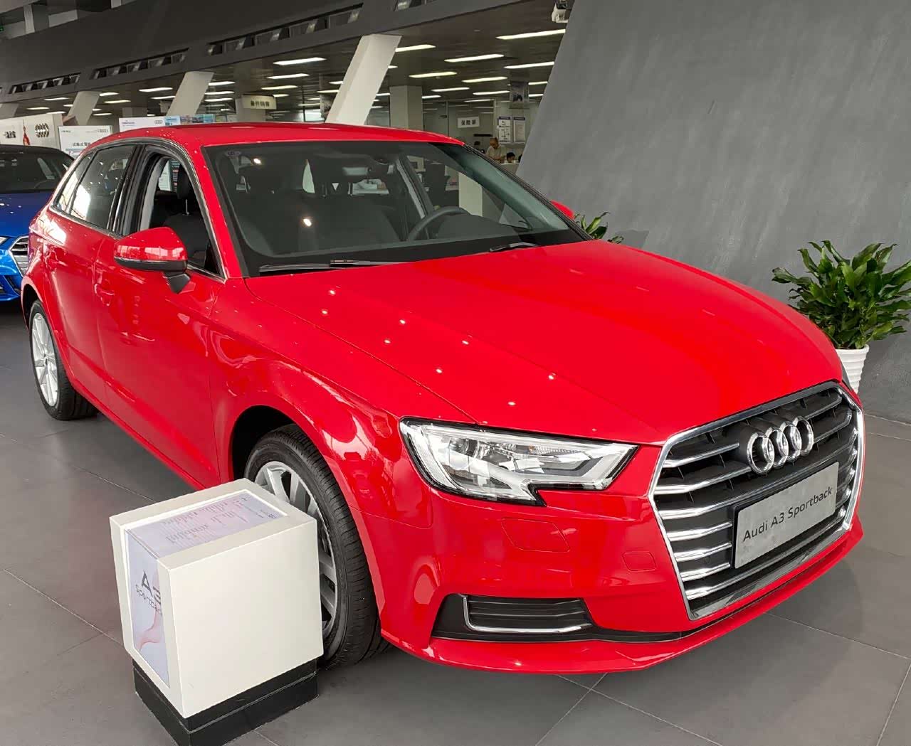 个性时尚红色奥迪a3