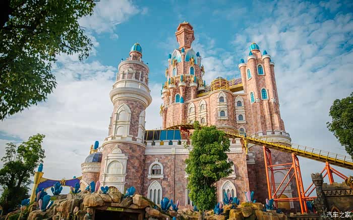 乐园里水晶城堡超级梦幻,坐落在酷玩王国中央,是整个乐园标志性建筑