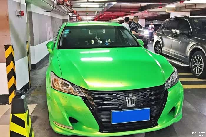 一出停车场吓我一跳绿色的14代丰田皇冠