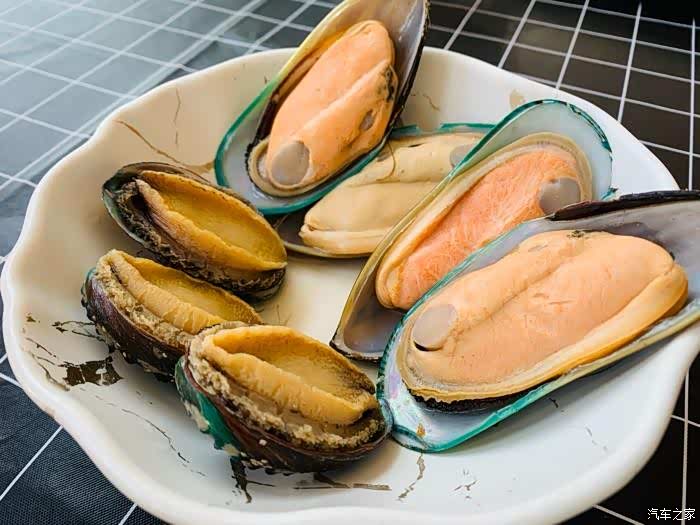 青口和鲍鱼,本来想选虎虾的,说今天没有虎虾就换了鲍鱼