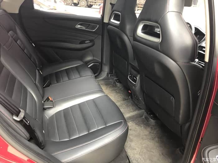 后排坐着挺舒服的能翘腿