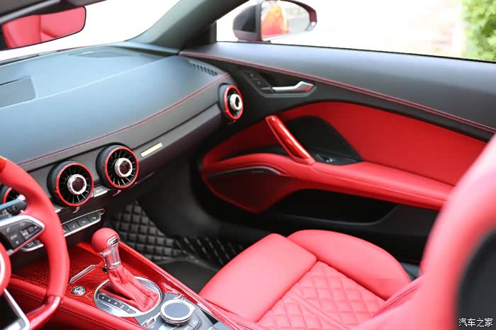 奥迪tt汽车内饰改装整车内饰换皮改色配红色碳纤维