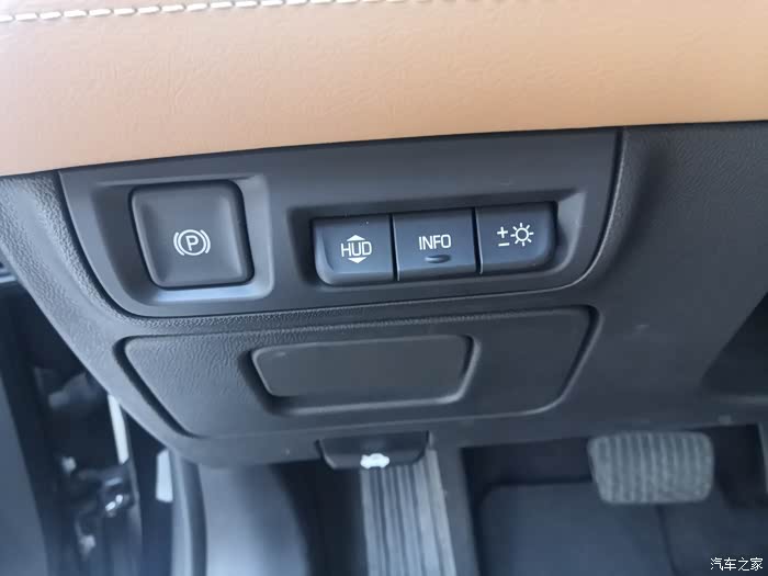 抬头显示系统,这个配置并非花里胡哨的功能,非常实用,提升行车安全性