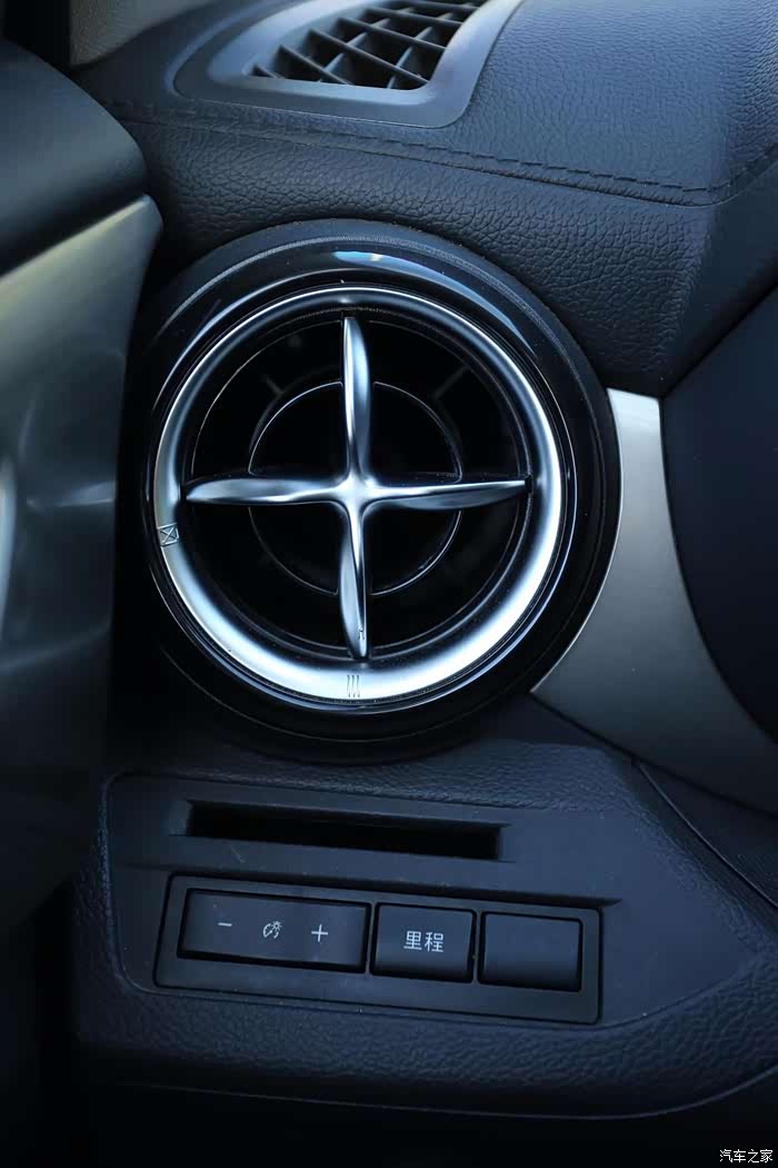 十字中心的圆形空调出风口,仅看,调节起来也方便