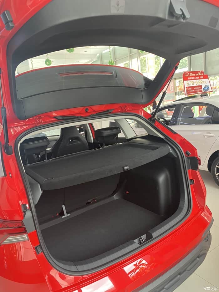 后备箱打开,有种野帝即视感,空间大小跟野帝差不多,或许野帝会大一点?