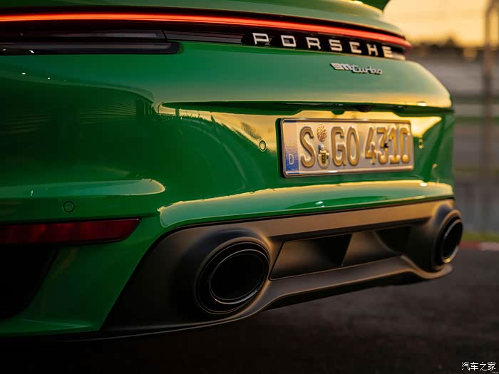 保时捷经典的曼巴绿配上911经典大灯和前脸人送外号大绿蛙,暴躁又不失