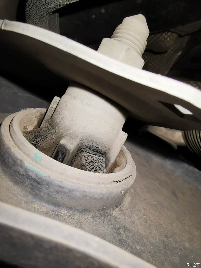 例如轮胎,衬套等汽车上的橡胶部件其实都是易损件,这些部件都是需要