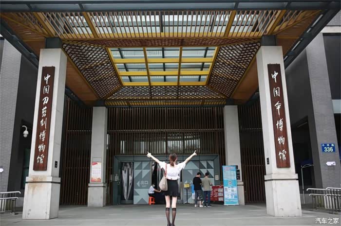 美女驾车带着我参观博物馆去